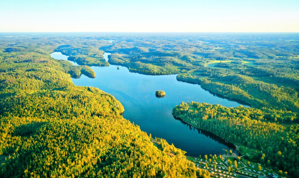 Boende vid Ragnerudsjön mitt i skogen i Dalsland