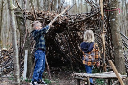 Låt barnen bygga en koja i skogen