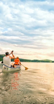 Paddling i kanot barnfamilj